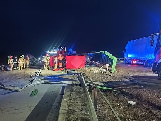 Śmiertelny wypadek na autostradzie A4. Ciężarówka przebiła bariery i zderzyła się czołowo z osobówką