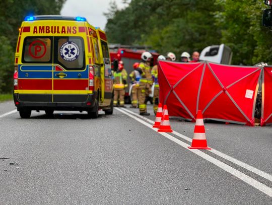 Śmiertelny wypadek na DK11. Osobówka zderzyła się z busem, zginął kierowca Volkswagena