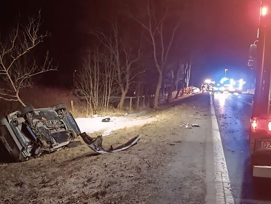 Śmiertelny wypadek na krajowej 5. Hyundai zderzył się z BMW i Toyotą, po czym wbił się w drzewo