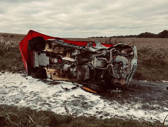 Śmiertelny wypadek na trasie Rajdu Nyskiego. BMW uderzyło w drzewo i spłonęło, jedna osoba nie żyje