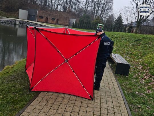 Śmiertelny wypadek nad zbiornikiem. Pijany mężczyzna stracił równowagę i wpadł do wody Śmiertelny wypadek nad zbiornikiem. Pijany mężczyzna stracił równowagę i wpadł do wody