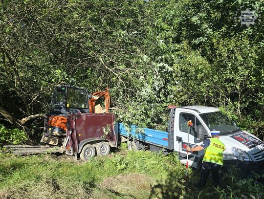 Śmiertelny wypadek podczas ładowania minikoparki na przyczepę. Zginął 31-letni mężczyzna