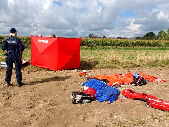 Śmiertelny wypadek spadochroniarza, jego kolega zabrany śmigłowcem do szpitala