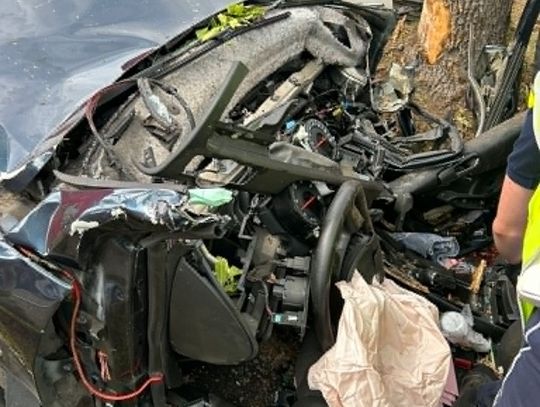 Śmiertelny wypadek w Chorzelach. Volkswagen passat zjechał z drogi i uderzył w drzewo