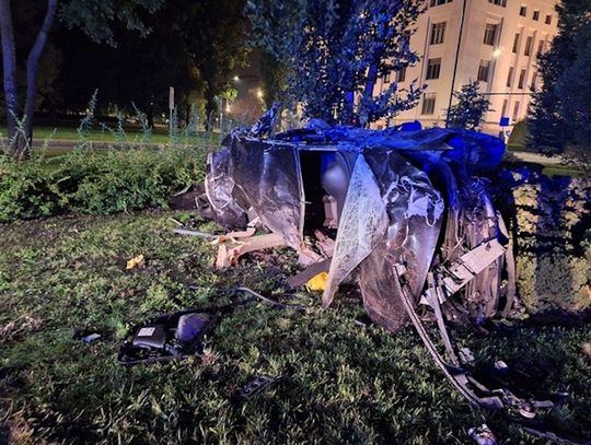 Śmiertelny wypadek w Krakowie. Volkswagen z pięcioma osobami wjechał w drzewo, zginął 16-latek