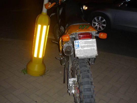 Śmieszna naklejka na rejestracji nie uchroniła go od płaczu. Motocyklista ma poważne problemy