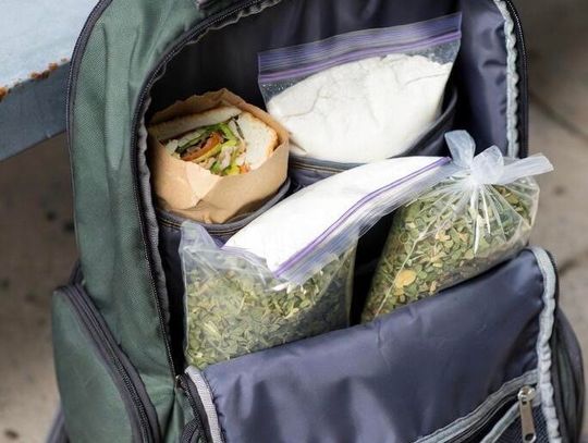 Spakował do plecaka kanapkę, zioło i biały proszek. Policjanci szybko poznali, że coś jest nie tak