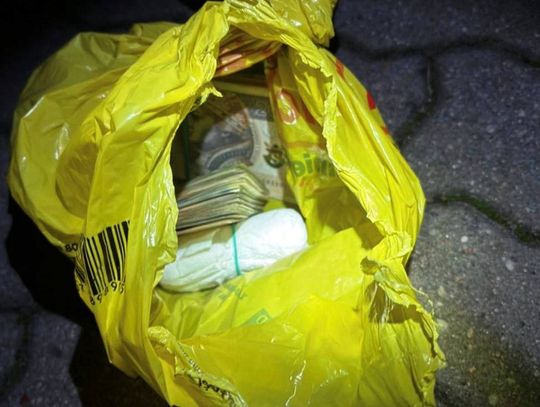 Spakowali 40 tysięcy złotych do foliowej torby i dali oszustce. Myśleli, że to tajna akcja policji