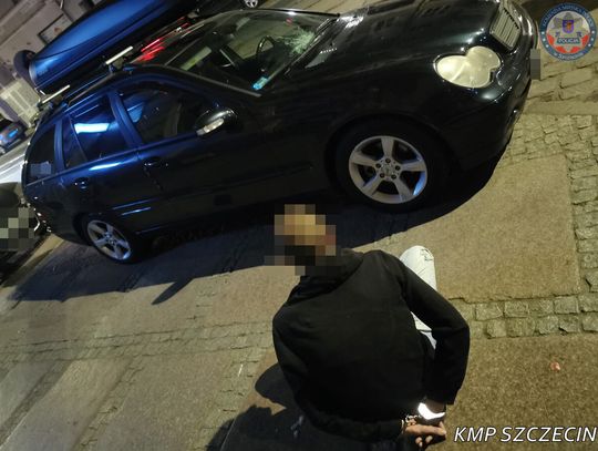 Spanikował na widok patrolu. Uciekał z narkotykami w kieszeni i uszkodził mercedesa na parkingu