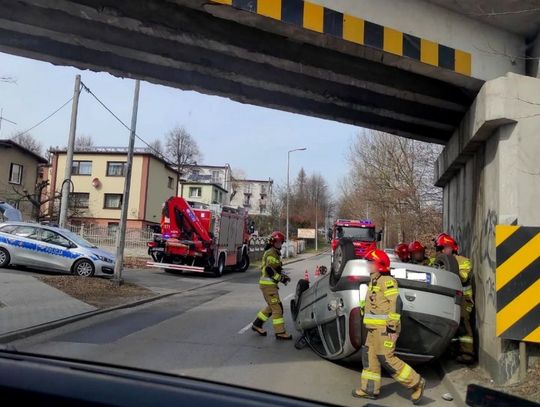 Spanikował na widok policjanta z suszarką. Chciał zahamować, skończył na dachu