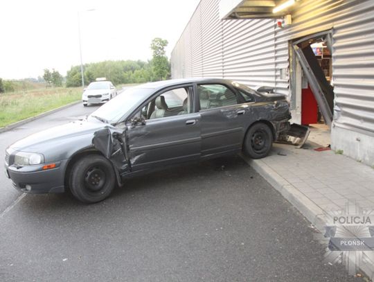 Spektakularna kradzież na Mazowszu. Rumuni staranowali autem drzwi marketu i splądrowali sklep