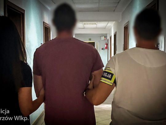 Spod busa wystawały tylko nogi. Złodziej katalizatora zatrzymany na gorącym uczynku