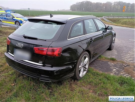 Spowodował dwie kolizje na stacji paliw i uciekł. Kierowca ledwo zmieścił się na skali w alkomacie