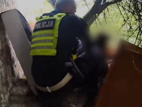 Spowodował kolizję i uciekł pieszo. Przebrał się i ukrył z koleżanką w zaroślach