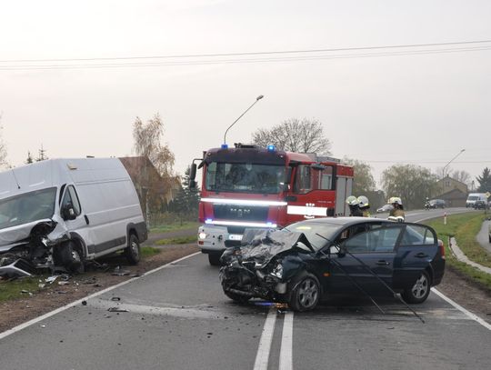 Sprawca czołowego zderzenia ma podwójne kłopoty. Ratownik znalazł przy nim narkotyki