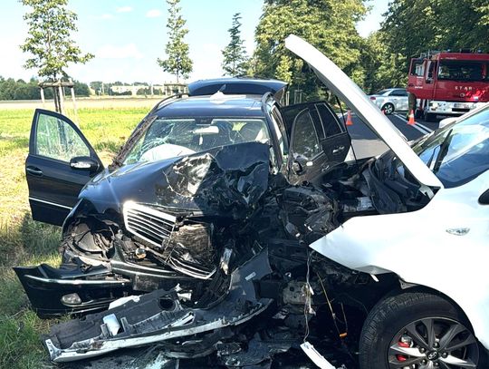 Sprawca wypadku wyszedł z rozbitego auta i uciekł. Gdy znaleźli go w pustostanie, ciągle miał promil