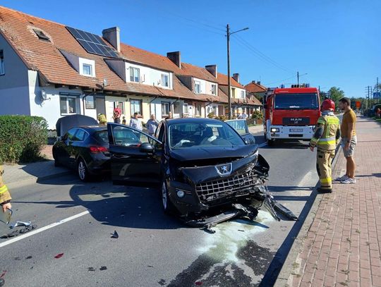 Sprawca zderzania chciał zapłacić pokrzywdzonej, żeby nie wzywała policji, a w końcu uciekł na pole