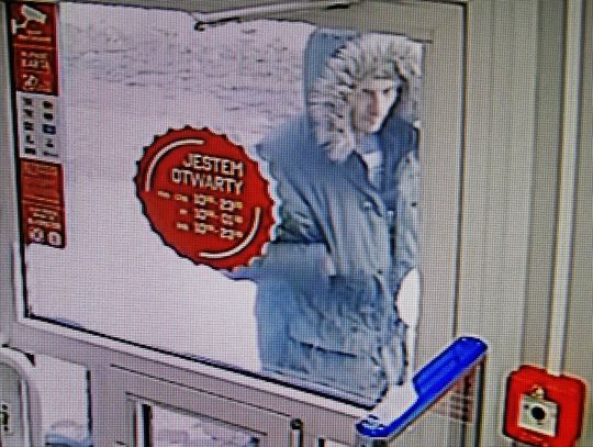 Sprzed sklepu zniknął karton wódki. Policja publikuje wizerunek podejrzewanego o kradzież