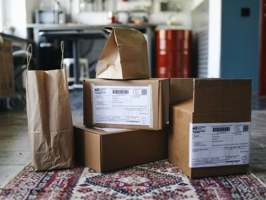 Sprzedajesz buty na Vinted – sprawdź jak je pakować, żeby nie straciły kształtu