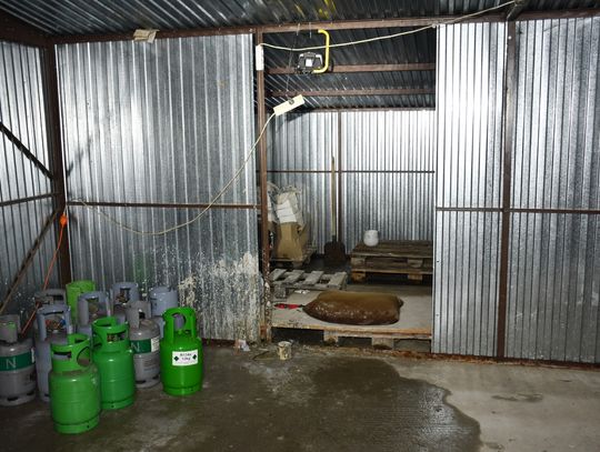 Sprzedawali butle do klimatyzacji wypełnione... cementem. Trzej mężczyźni odpowiedzą za oszustwa Sprzedawali butle do klimatyzacji wypełnione... cementem. Trzej mężczyźni odpowiedzą za oszustwa