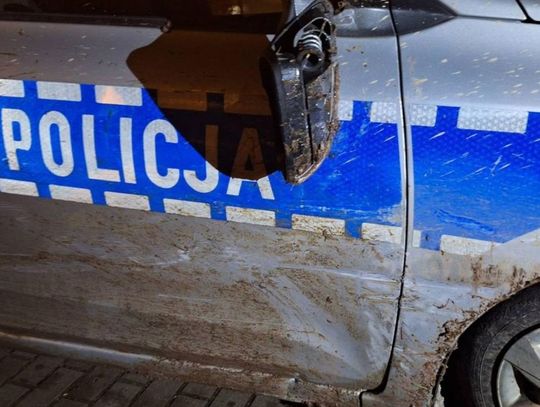 Spychał radiowóz z drogi i go uszkodził. Porzucił auto i uciekł do lasu, wpadł kilka godzin później