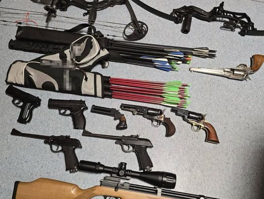 Śrut utkwił w skroni przechodzącej kobiety. W mieszkaniu 62-latka policjanci znaleźli broń i łuki
