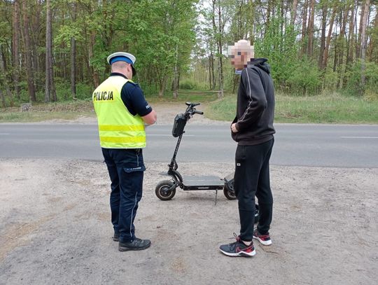 Stali z "suszarką", a tu kolo na hulajnodze. Jechał dużo za szybko, mandat 400 zł