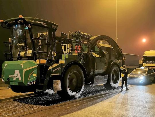 "Stalowy drwal" zatrzymany na autostradzie. Pojazd nie powinien się na niej znaleźć