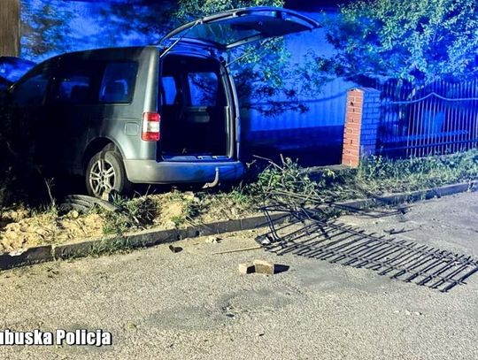 Staranował ogrodzenie i wjechał ludziom w dom. Metalowe pręty wbiły się w ścianę. Kierowca był pijany