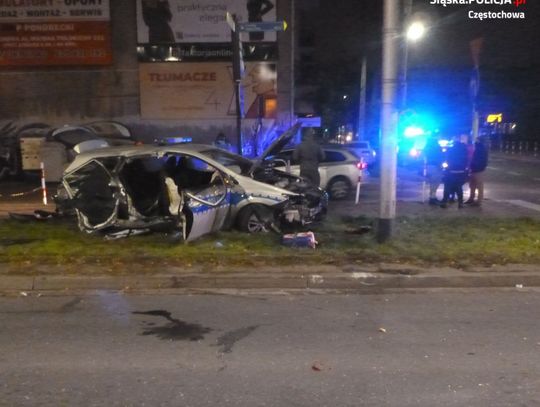 Staranował radiowóz na skrzyżowaniu. Dwójka policjantów trafiła do szpitala [ZDJĘCIA]