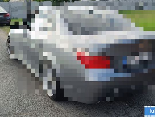 Starszy pan pił alkohol w czasie jazdy. Dla zmylenia policjantów przelewał go do bidonu