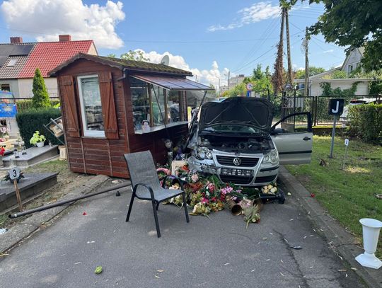 Starszy pan pomylił gaz z hamulcem i wjechał w kiosk przy cmentarzu. Policjanci ukarali go mandatem