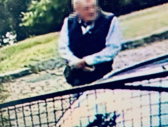 Starszy pan włamał się do auta i ukradł plecak. Gdy zobaczył, co jest w środku, wszystko wyrzucił