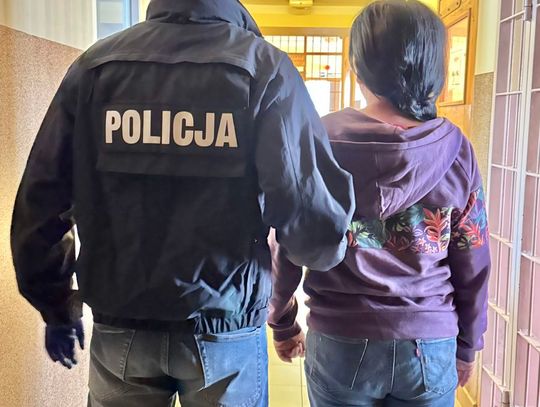 Staruszka zostawiła portfel na ławce. Kobieta, która go znalazła, zabrała kartę, a dokumenty spaliła w piecu