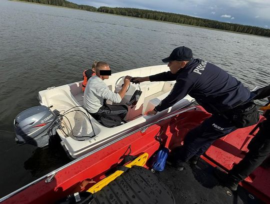 Sternik z trzema promilami wykonywał niebezpieczne manewry. W motorówce był jego 10-letni syn