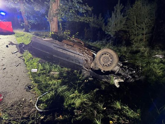 Stracił panowanie nad Volkswagenem i dachował. 25-letni kierowca nie przeżył