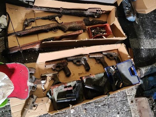 Strażacy znaleźli pistolet w spalonej altance. Okazało się, że to dopiero początek