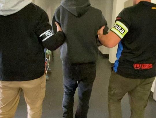 Strzały przerwały lekcje w szkole. Mężczyzna celował w okna. Został zatrzymany przez policję