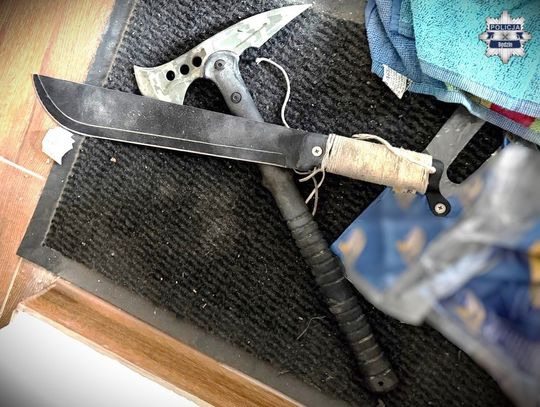 Strzelał z balkonu do gołębi. Gdy przyjechali policjanci, przywitał ich z wielką maczetą w ręku Strzelał z balkonu do gołębi. Gdy przyjechali policjanci, przywitał ich z wielką maczetą w ręku