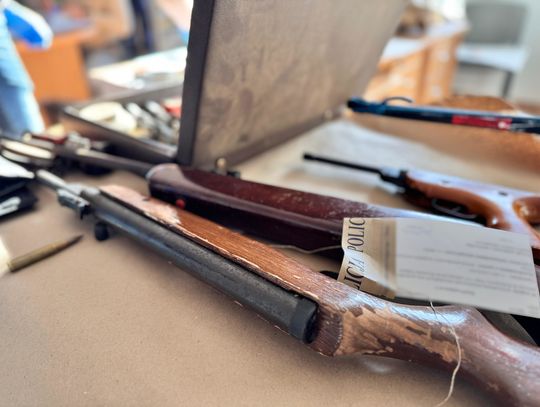 Strzelał z broni do policjantów i próbował uciec do lasu. Mundurowi zatrzymali krewkiego 65-latka