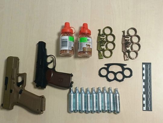 Strzelali do przystanków z broni gazowej. Policjanci zatrzymali trzech młodych mężczyzn