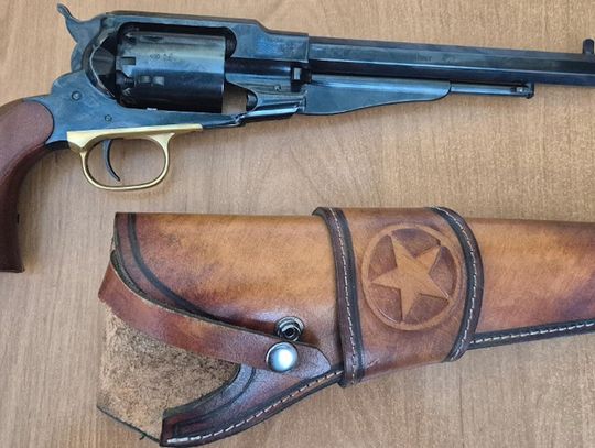 Strzelił z balkonu do budy i zabił swojego psa. Policjantom tłumaczył, że to był przypadek