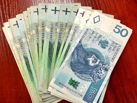 Student znalazł w rynnie zwitek banknotów. Zaniósł na komendę, policja szuka właściciela