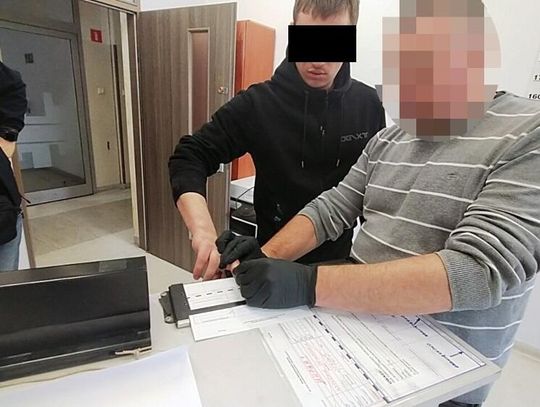 Białoruski "Surfer z S8" aresztowany na trzy miesiące. To on jechał na dachu i biegał nago po drodze. Grozi mu 8 lat