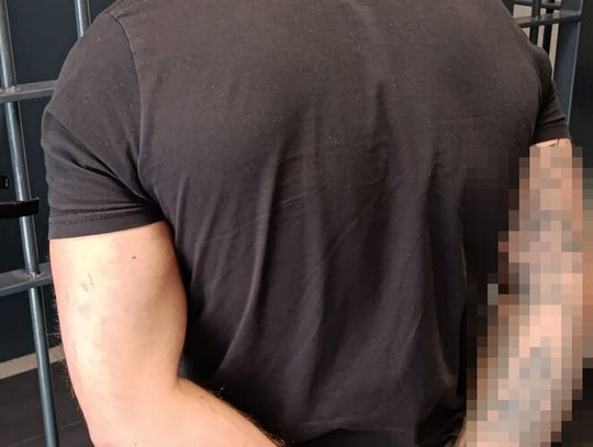 Susz, kryształki i biały proszek w Mercedesie. Za kierownicą 41-latek z sądowym zakazem