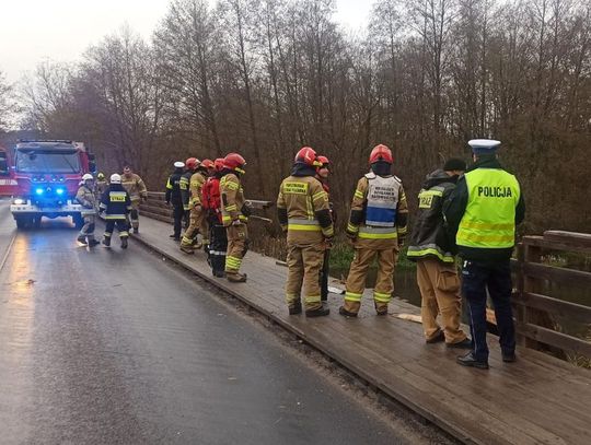 Suzuki przebiło barierki i spadło z mostu do rzeki. Kierowcę zgubiła nadmierna prędkość [FOTO]