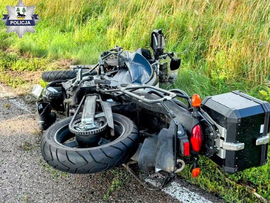 Suzuki wypadło z drogi i uderzyło w drzewo. Ratownikom nie udało się ocalić życia kierowcy