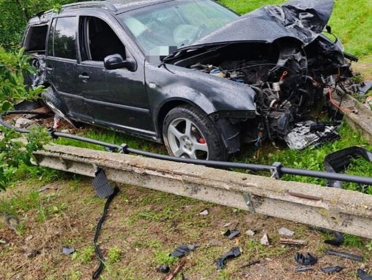 Świadek najpierw usłyszał huk, potem zobaczył rozbite auto. Pijany 37-latek skasował golfa na słupie energetycznym