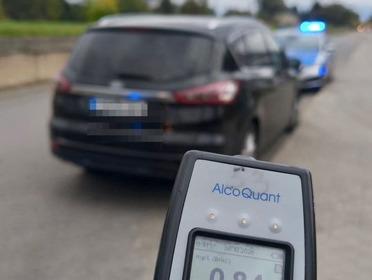 Świadkowie próbowali zatrzymać pijanego kierowcę, który przyjechał na stację z dzieckiem. Uciekając, uderzył w bankomat