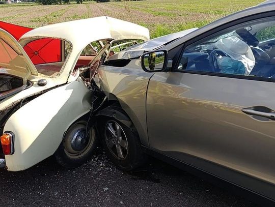 Syrena zmiażdżona po zderzeniu z hyundaiem. Kierowca i pasażer zginęli na miejscu